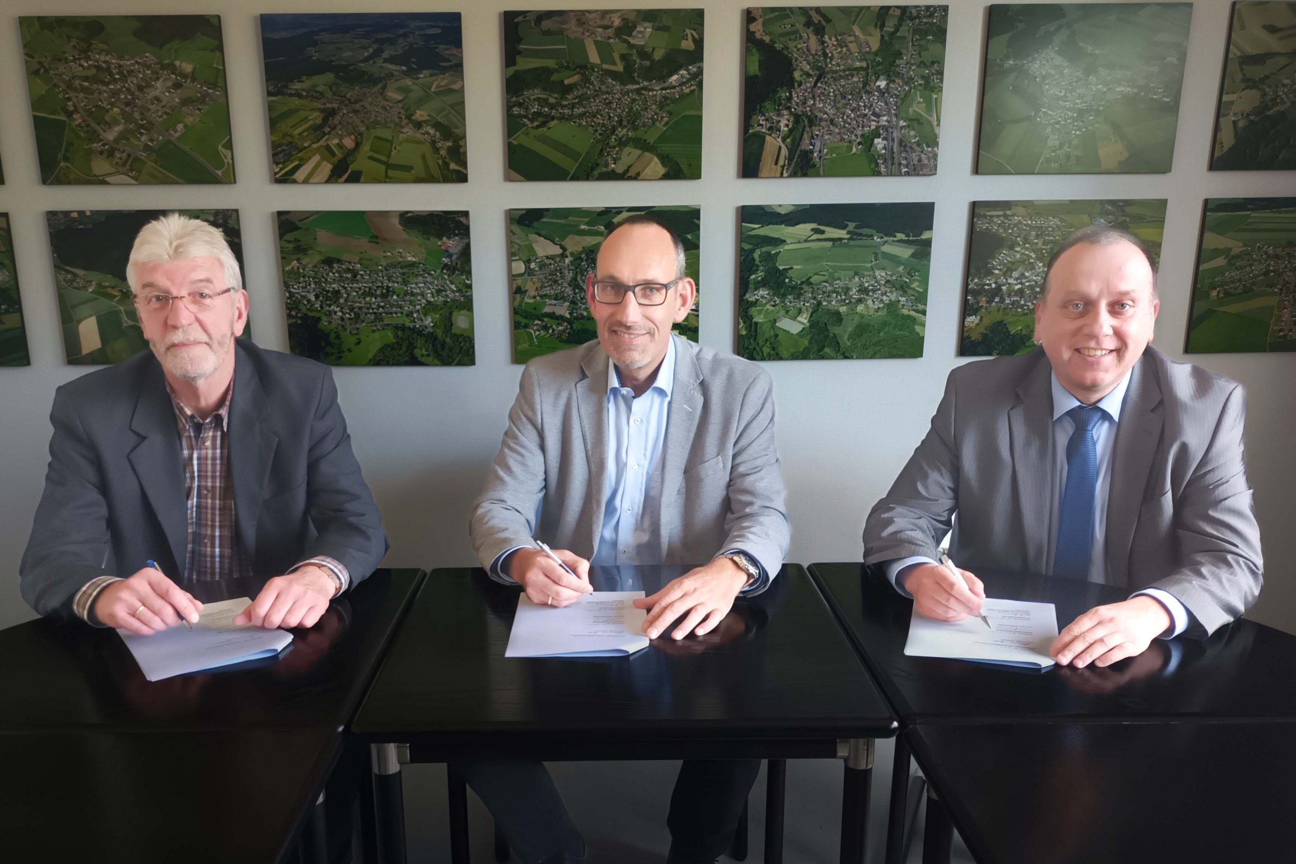 Unterzeichnung der Vereinbarung für die Ansiedlung von ZF Friedrichshafen im Industriegebiet Brohltal Ost / A61 mit Verbandsgemeindebürgermeister Johannes Bell und Bürgermeister von Niederzissen Rolf Hans